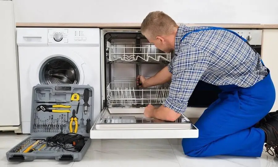 Akyazı Midea servisi teknisyen ekibi beyaz eşya tamiri yaparken